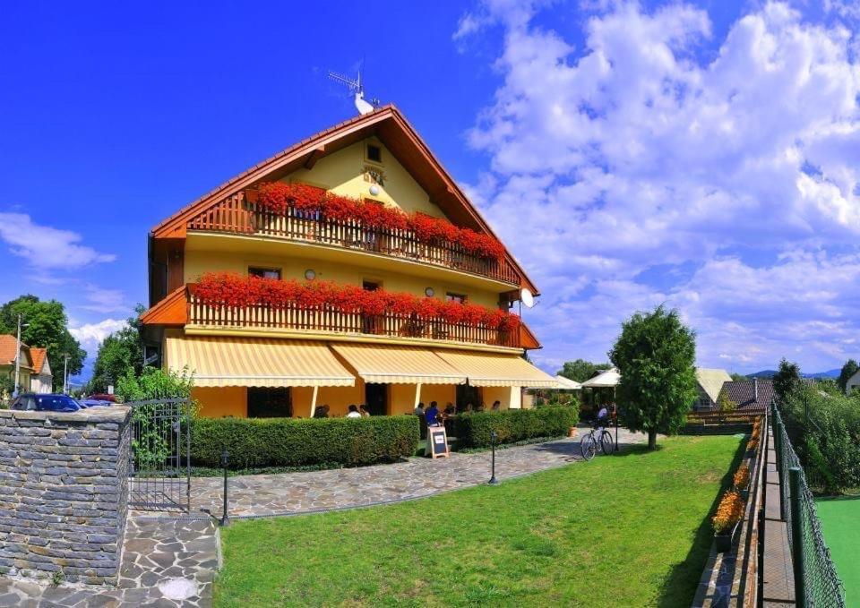 Penzion Una Liptovský Mikuláš Exteriör bild